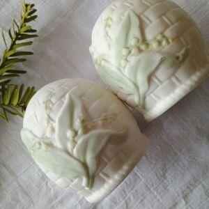 🫐 COTTAGE CORE 🫐 VTG ceramic Beehive / Lily of the Valley, salt & pepper shake